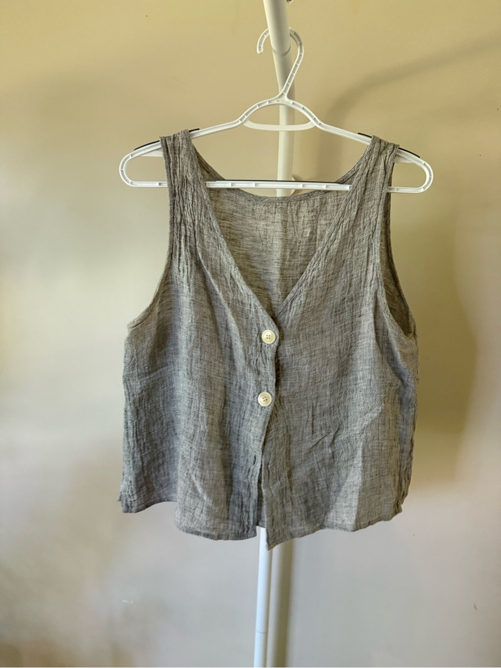 esby Gray Linen Button-Front Tank
